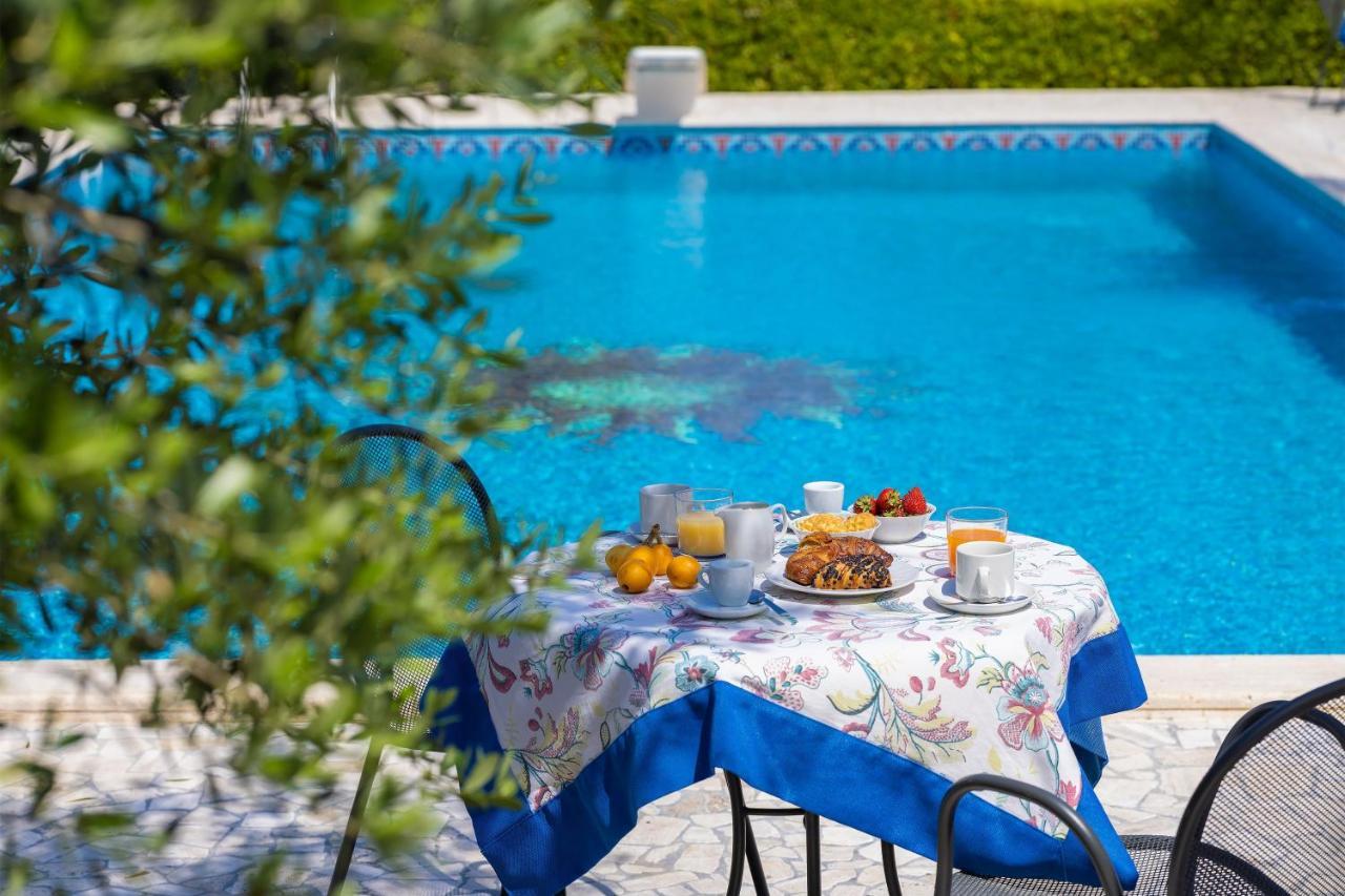 Casa Ulmi Con Piscina Bed and Breakfast Uggiano La Chiesa Buitenkant foto